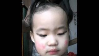 Its so cute baby caiyin shes making make up.040615