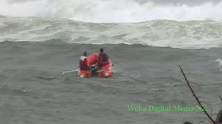 See How a Small Inflatable Crosses a Big Set of Waves at a River Bar