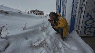 骑行新疆，大雪天气天寒地冻无法出发，在闲置厂房捡煤化雪取水【老叶的骑行之旅】