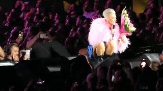 Pink - Cover me in Sunshine & Kids in Live Live in Wien Summer Carnival 01.07.2023