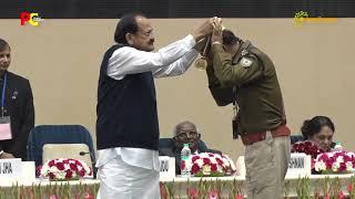 Shailendra Prasad Barnwal SP Pakur receiving Award from VP of India Shri M Venkaiah Naidu.