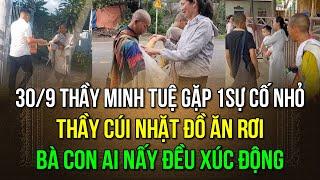 Ngày 30/9 thầy Minh Tuệ đi khất thực gặp sự cố nhỏ, thầy cúi nhặt đồ ăn rơi, bà con đều xúc động