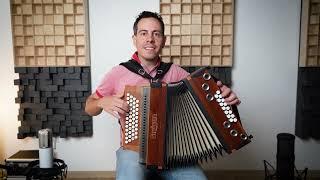 Thomas spielt „Marina“ auf der Steirischen Harmonika