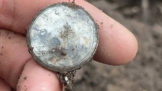 ВСКРЫЛ МЕДАЛЬОН, А В НЁМ..! METAL DETECTING