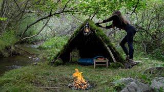 The girl spends the night in a makeshift hut. Solo Bushcraft. ASMR