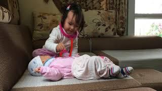 Bé Ngọc xinh xinh làm bác sĩ khám sức khoẻ cho em bé