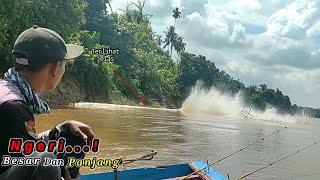 YA TUHAN!!! Lagi Asik-Asik Mancing Ikan Baung Sesuatu yang Besar Terjun Kedalam Sungai