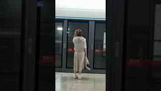 아침부터 지하철 놓치고 약속에도 늦었지만,뜬금없이 지하철역 런웨이오늘 입은 치마바지가 살랑살랑 기분 살려줘요  #지하철역런어웨이 #데일리코디#여행룩#마실룩#에어릿팬츠 #외출룩