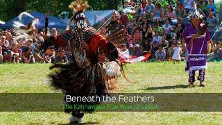 Beneath the Feathers: The Kahnawake Pow Wow Unveiled - (Discover Canada serie)