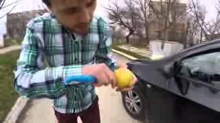 Как открыть замок машины яблоком!!