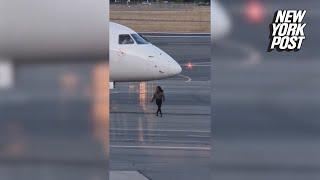 Woman who missed flight runs onto tarmac to catch plane in dramatic footage