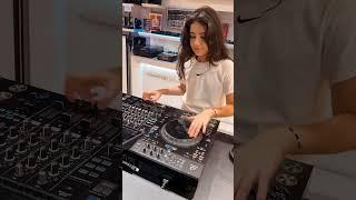 Scratching on new Alpha Theta / Pioneer  XDJ-AZ controller   #alphatheta #xdjaz #djmichelle