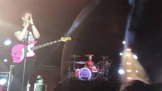 Blink-182 Invites A 13 Year Old Fan On Stage And Kills It On Drums