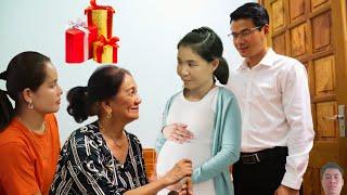 CEO Toan and Ly Tu Diem Receive a Family Heirloom Gift Before Their Baby’s Arrival