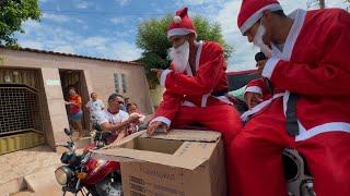 BRUTINHO SAI NAS RUAS DISTRIBUINDO PANETONES E BRINQUEDOS PARA AS CRIANÇAS