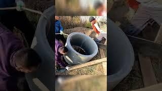 Установка бетонных колец вручную без крана. #shorts