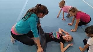 Растяжка у младшей группы / Stretching the younger group