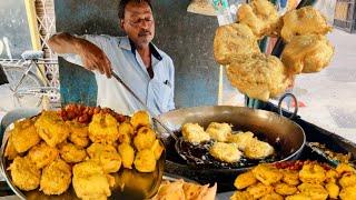 This Man Selling Ulta Vada Pav Only ₹18 in Mumbai Zavari Bazaar | Ulta Vada Pav