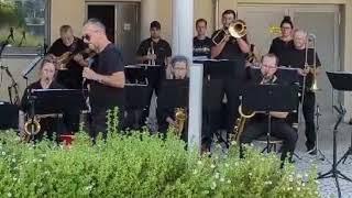 Die "BigBand Stollberg" mit "Spinning Wheels" ...