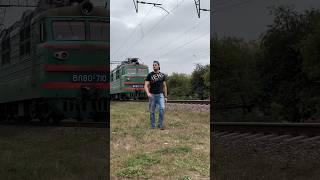 Почему поезд издает такие звуки?