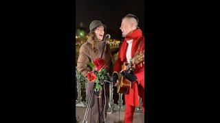 Une chanteuse que vous connaissez tous rejoint ce musicien de rue, c'est incroyable  | Roman Roses