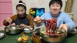 육회비빔밥~ 완전고소하고 부드럽고 나를 미치게만드는 맛이다, 된장찌개랑 같이먹자~!!