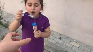 Aslı Yaren Baloncuk Makinesini Yere Attı.Anneye Vermedi. Eğlenceli Çocuk Videosu