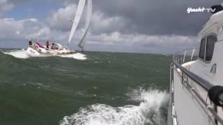 Raues Wetter: Motorboot gegen Segelyacht bei Sturm