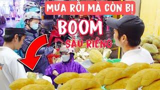 Trúc thẩn Thờ khi BỊ "BOOM" sầu riêng em gái may mắn được DŨNG TẶNG Dừa khi mua sầu khi Sài Gòn Mưa