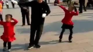 Asyekk..Goyang Dua Jari versi Kakek dan Cucu Di Luar Negri
