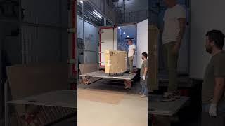 Картины приезжают на выставку «Новое общество художников»
