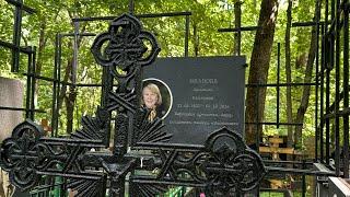 В дату рождения на могиле актрисы Людмилы Ивановой  лампадка. 22 июня 2024. Пятницкое кладбище