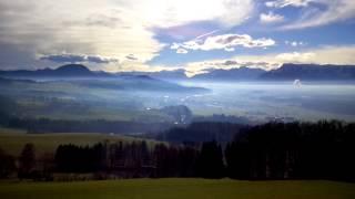 Blick über das Alpenvorland in die Salzburger und Berchtesgadener Alpen