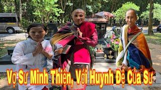 Vợ Sư Minh Thiện, Cúng dường cho Sư Minh Thành ,Tại Mộ Sư và...