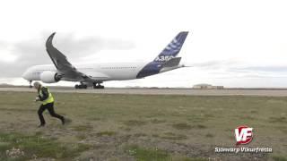 Airbus A350 æfir lendingar á Keflavíkurflugvelli í hliðarvindi // Airbus A350 in crosswinds at KEF