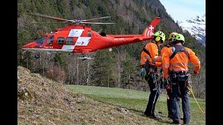 Evacuation of a cableway by helicopter - rescue training in the Swiss mountains -Seilbahn-Evakuation