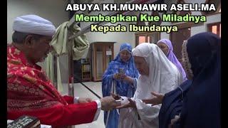 ABUYA KH.MUNAWIR ASELI.MA MEMBAGIKAN KUE MILAD KEPADA IBUNDANYA