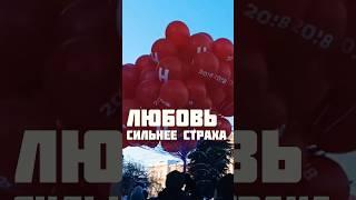 Жители Удмуртии продолжают нести цветы к стихийным мемориалам Алексея Навального #удмуртия