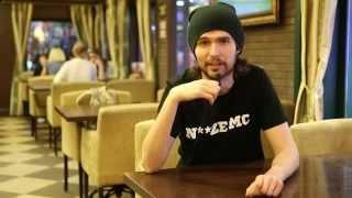 Иван Алексеев, лидер группы Noize MC, читает "Нате!" Владимира Маяковского