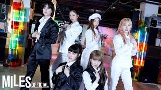 공원소녀 GWSN '공중곡예사(Wonderboy, the Aerialist)' Suit in black and white version