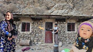 Nomadic life in the mountains: installing doors and windows for a mountain house