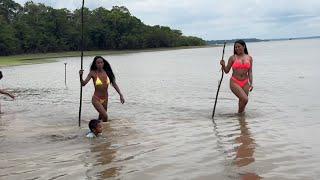 THE GIRLS ON THE BEACH IN THE AMAZON WITH GRILLED FISH AND VINEGARET