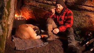 SLEEPING BETWEEN TWO LARGE ROCKS WITH MY DOG. WILD CAMPING DEEP ON THE MOUNTAINS