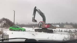 Экскаватор ломает машину..Водила в гневе!