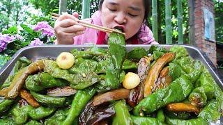 Sister Miao used 1.5kg of chili peppers to make "fried chili peppers", one bite at a time, too spicy