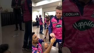 R Ashwin Signs Jos Buttler’s RR Jersey | IPL 2022 | Rajasthan Royals #Shorts