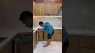 Bàn giao mẫu tủ bếp nhựa màu giả gỗ tự nhiên