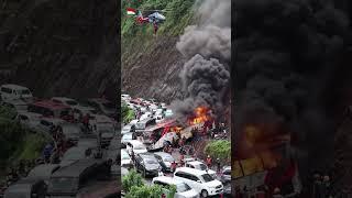 Terjadi kemacetan dijalan puncak karena ada evakuasi bus terbakar (video by AI)