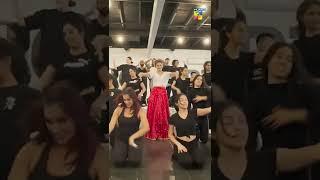 Mahira Khan - 𝐌𝐞𝐬𝐦𝐞𝐫𝐢𝐳𝐢𝐧𝐠 𝐏𝐞𝐫𝐟𝐨𝐫𝐦𝐚𝐧𝐜𝐞 - #mahirakhan - #humawards #shorts