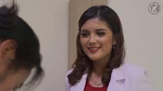 Dokter cantik periksa pasien